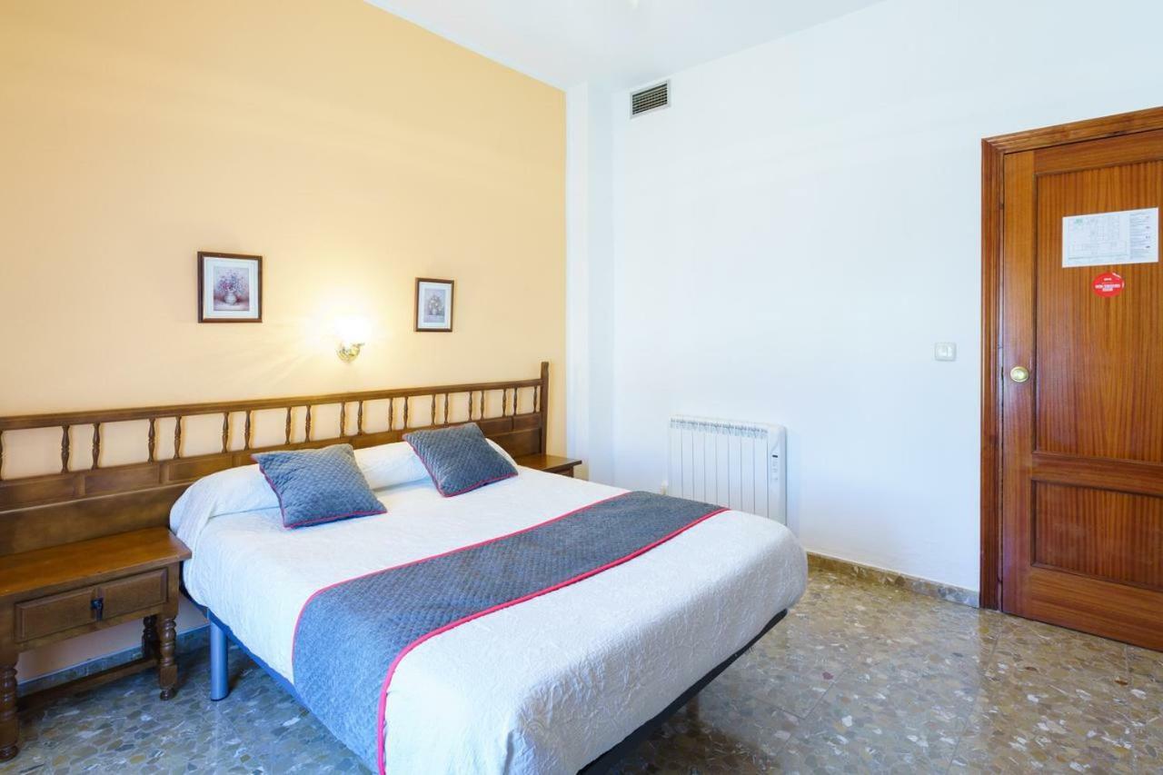 Hotel Restaurante Moya Монестерио Экстерьер фото